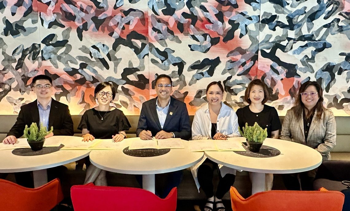 Jerry Ilao signing the PAIBA and PhilCham Singapore memorandum of understanding with representatives of both organizations