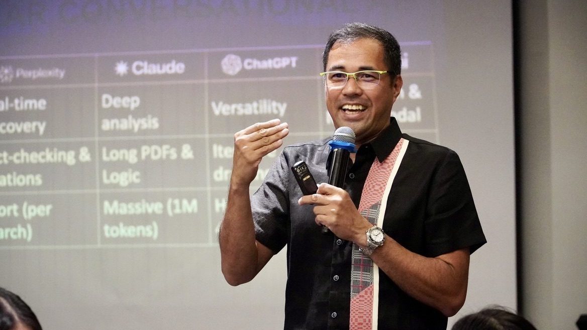 Jerry Ilao teaching live, comparing Perplexity, Claude, and ChatGPT for business use on the screen behind him